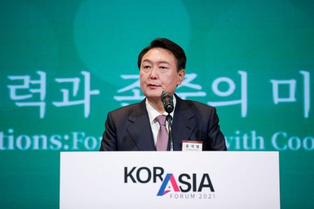 25日、ソウルでの外交関係のフォーラムであいさつする韓国最大野党「国民の力」大統領候補の尹錫悦氏(国民の力提供・時事)