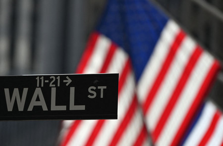 ニューヨーク証券取引所のあるウォール街の標識＝２月、米ニューヨーク（ＡＦＰ時事）