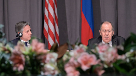 ２日、ストックホルムで会談したブリンケン米国務長官（左）とロシアのラブロフ外相（ＡＦＰ時事）