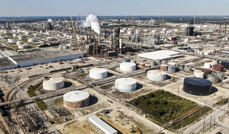 米石油大手エクソンモービルが保有する世界最大規模の製油所＝１１月１日、テキサス州ベイタウン（ＥＰＡ時事）