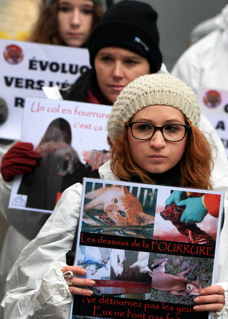 動物の毛皮使用に抗議する活動家＝２０１４年２月、パリ（ＡＦＰ時事）