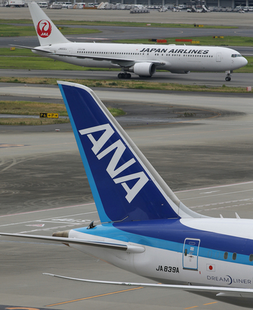 全日本空輸（ＡＮＡ）機の尾翼（手前）と日本航空（ＪＡＬ）機＝東京・羽田空港