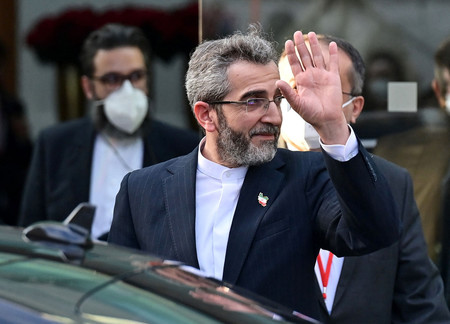 ３日、ウィーンで開かれた核合意再建のための合同委員会の会場を去るイランのバゲリ外務次官（ＡＦＰ時事）
