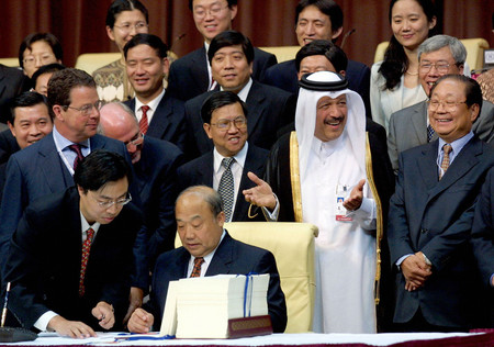 中国の世界貿易機関（ＷＴＯ）への加盟文書に署名する中国の石広生対外貿易経済協力相＝２００１年１１月１１日、カタール・ドーハ（ＡＦＰ時事）