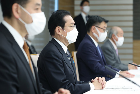 月例経済報告の関係閣僚会議に臨む岸田文雄首相（左から２人目）＝２１日午後、首相官邸