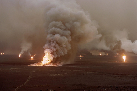 イラク軍が撤退時に放火し炎上を続ける油田＝１９９１年４月、クウェート市近郊アハマディ（ＡＦＰ時事）