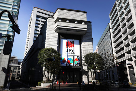 来年４月の市場再編に伴い、東口玄関シートを衣替えした東京証券取引所。新たな３市場「プライム」、「スタンダード」、「グロース」が書かれた鮮やかなロゴがお目見えした＝２５日、東京・日本橋兜町