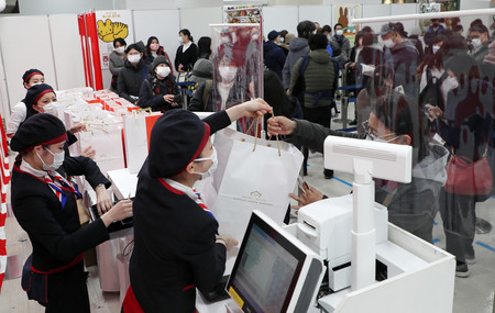 百貨店の初売りで福袋を買い求める人たち＝１日午前、東京都豊島区の西武池袋本店
