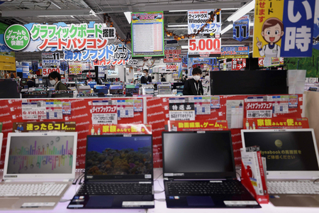 家電売り場に並ぶパソコン＝２０２１年１０月、東京都内（ＡＦＰ時事）