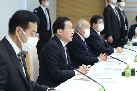 経済財政諮問会議で発言する岸田文雄首相（左手前から２人目）＝１４日午前、首相官邸