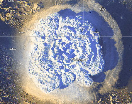 １５日に起きたトンガの火山噴火を捉えた衛星写真＝トンガ気象当局提供（ＥＰＡ時事）