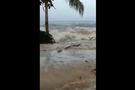 １５日、フィジーの首都スバの海岸に押し寄せた津波＝ビデオ映像から（ＡＦＰ時事）