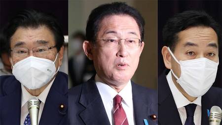 （写真左から）後藤茂之厚生労働相、岸田文雄首相、山際大志郎経済再生担当相
