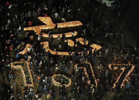 阪神大震災から２７年を迎えた追悼の集いで、灯籠でかたどられた「忘　１．１７」の文字＝１７日午前、神戸市中央区の東遊園地