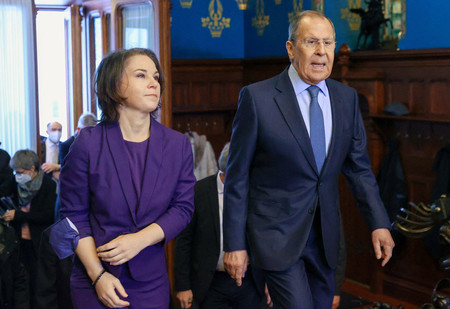18日、モスクワで、ドイツのベーアボック外相(左)と話すロシアのラブロフ外相(AFP時事)