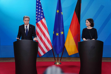 ２０日、ベルリンで開かれた米国、英国、ドイツ、フランスの外相会談後、記者会見に臨むブリンケン米国務長官（左）とベーアボック独外相（ＡＦＰ時事）