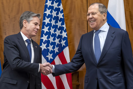 ２１日、ジュネーブでの会談で握手するブリンケン米国務長官（左）とロシアのラブロフ外相（ＥＰＡ時事）