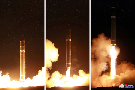 ２０１７年１１月２９日、発射される北朝鮮の大陸間弾道ミサイル「火星１５」（朝鮮通信・時事）
