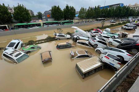 中国中部・河南省の豪雨災害で押し流された多数の車＝２０２１年７月２１日、鄭州市（ＡＦＰ時事）