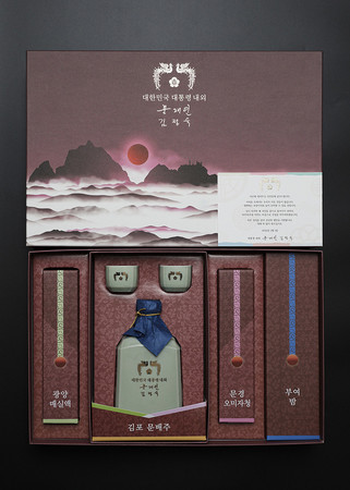 島根県・竹島（韓国名・独島）とみられる絵が描かれた、韓国大統領府の旧正月ギフト＝大統領府提供
