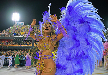 ブラジルのカーニバル恒例行事のサンバパレード＝２０２０年２月、リオデジャネイロ（ＡＦＰ時事）