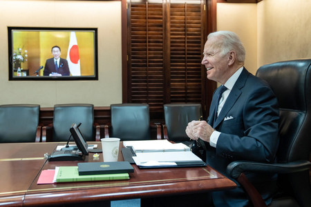 岸田文雄首相(画面内)とテレビ会談するバイデン米大統領(米大統領の公式ツイッターより・時事)
