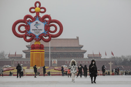 天安門広場に設置された北京冬季五輪のモニュメント＝２１日、北京（ＥＰＡ時事）