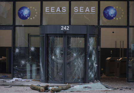 ２３日、ブリュッセルで、抗議デモ参加者により破壊された欧州連合（ＥＵ）の欧州対外活動庁（ＥＥＡＳ）の入り口のガラス（ＥＰＡ時事）