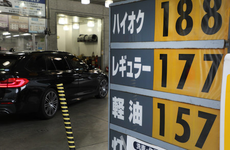 レギュラーガソリン１リットル当たり１７７円を示す看板＝２５日午後、東京都内