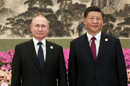 中国の習近平国家主席(右)とロシアのプーチン大統領=2019年4月、北京(EPA時事)