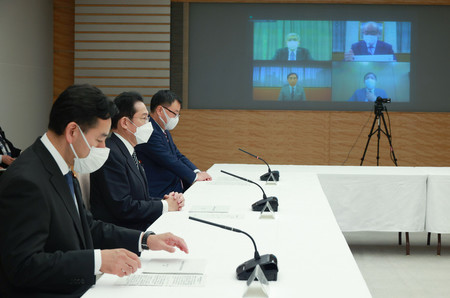 月例経済報告等に関する関係閣僚会議に臨む岸田文雄首相（左から２人目）ら＝１７日午後、首相官邸
