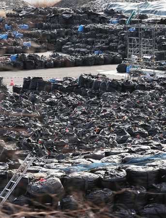 中間貯蔵施設で保管されている除染土を入れた袋＝２２日、福島県大熊町