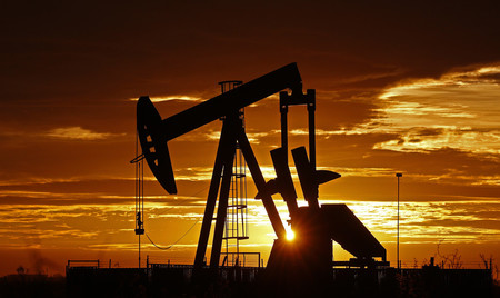 稼働中の油田ポンプ＝２０２０年４月、米テキサス州ミッドランド（ＥＰＡ時事）