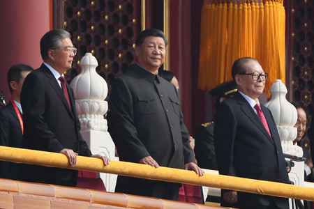 中国の習近平国家主席（中央）＝２０１９年１０月、北京（ＡＦＰ時事）