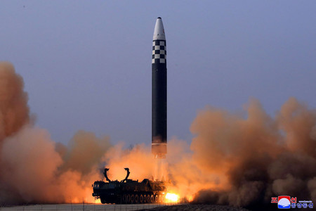 ２４日、北朝鮮が発射実験した新型の大陸間弾道ミサイル（ＩＣＢＭ）「火星１７」＝朝鮮中央通信が２５日公表（ＡＦＰ時事）