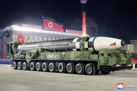 軍事パレードに登場した新型大陸間弾道ミサイル（ＩＣＢＭ）を積載した、車軸の数が１１軸の大型移動式発射台＝２０２０年１０月、平壌（朝鮮中央通信が配信）（ＥＰＡ時事）