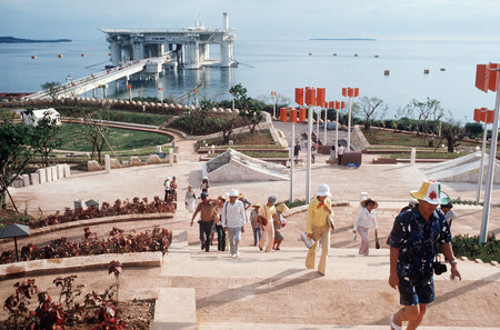 沖縄国際海洋博覧会の会場。後方はシンボルのアクアポリス（人工海上都市）＝１９７５年７月、沖縄県