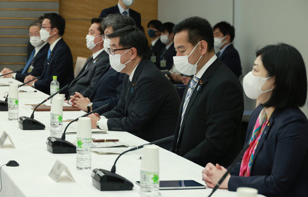 デジタル市場競争会議で発言する松野博一官房長官（右から３人目）＝２６日午前、首相官邸