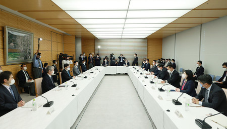 デジタル市場競争会議で発言する松野博一官房長官（右手前から４人目）＝２６日午前、首相官邸