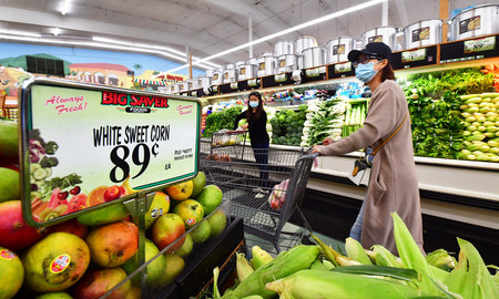 米国のスーパーマーケットで食品を購入する買い物客＝４月２１日、カリフォルニア州ローズミード（ＡＦＰ時事）