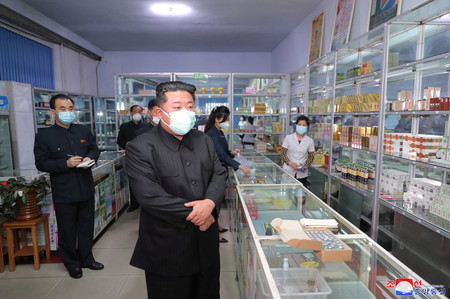マスクを着用し、薬局を視察する北朝鮮の金正恩総書記＝１５日、平壌（朝鮮中央通信提供）（ＥＰＡ時事）