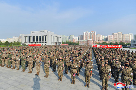 １６日、北朝鮮の国防省で行われた首都の防疫危機制圧のための集会（朝鮮通信・時事）