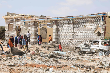 イスラム過激派アルシャバーブによる攻撃を受けたソマリアの警察署＝２月１６日、モガディシオ（ＡＦＰ時事）
