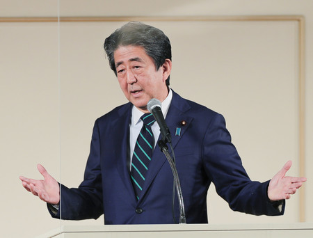 自民党安倍派の政治資金パーティーで、あいさつする安倍晋三元首相=17日午後、東京都港区