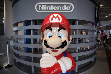 任天堂のショールームに置かれた人気ゲームキャラクター「スーパーマリオ」の像＝２０１６年７月、東京（ＥＰＡ時事）