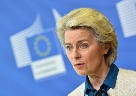 １８日、ブリュッセルで、対ウクライナ支援方針を発表する欧州連合（ＥＵ）のフォンデアライエン欧州委員長（ＡＦＰ時事）