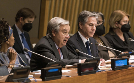 １８日、ニューヨークの国連本部で開かれた食料安全保障に関する閣僚級会合で発言するグテレス国連事務総長（右から４人目）（ＥＰＡ時事）