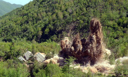 爆破された北朝鮮北東部の豊渓里核実験場＝２０１８年５月（朝鮮中央通信が配信）（ＡＦＰ時事）
