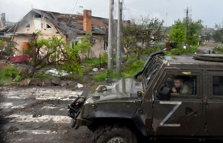 １８日、ウクライナ南東部マリウポリを走り回るロシア軍の車両（ＡＦＰ時事）