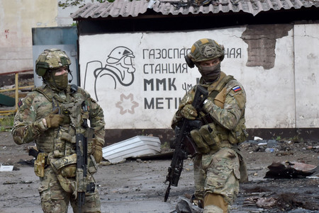 １８日、ウクライナ南東部マリウポリに展開するロシア兵たち（ＡＦＰ時事）
